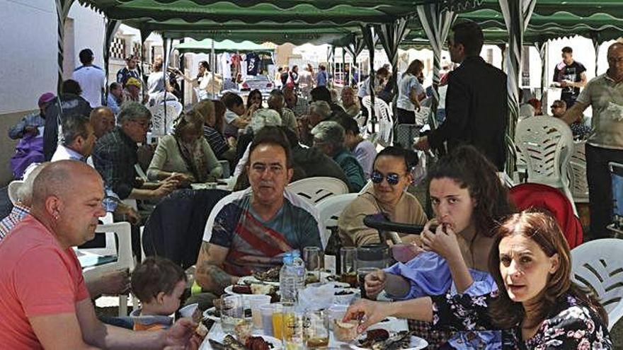 El barrio de San Isidro se hermana en torno a una sardinada popular