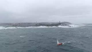 Así se completa una vuelta al mundo en barco en pleno temporal en A Coruña