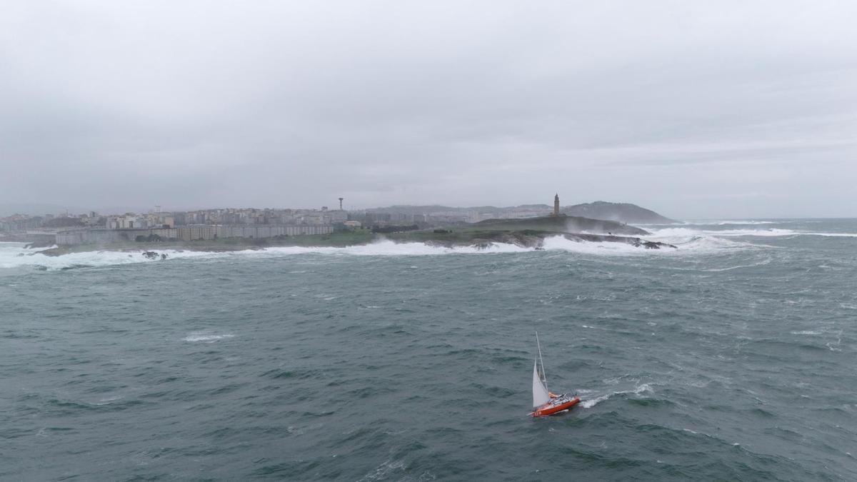 Así se completa una vuelta al mundo en barco en pleno temporal en A Coruña