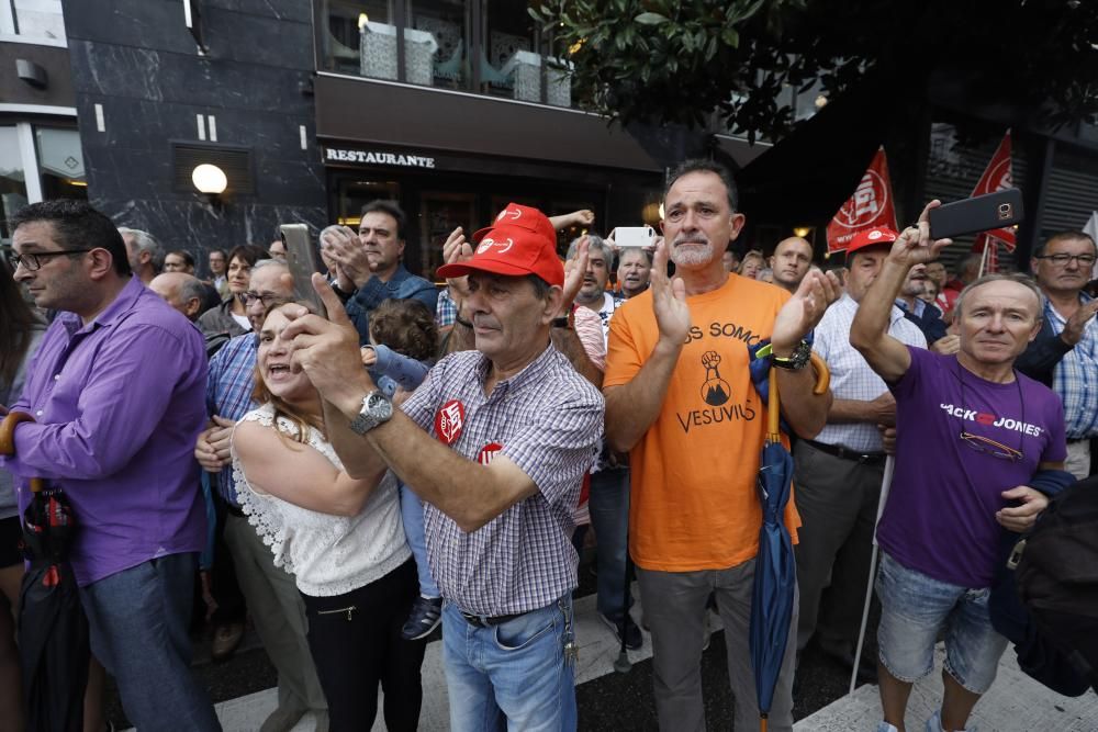 Los trabajadores de Vesuvius marchan a pie desde la fábrica de Riaño hasta la Junta