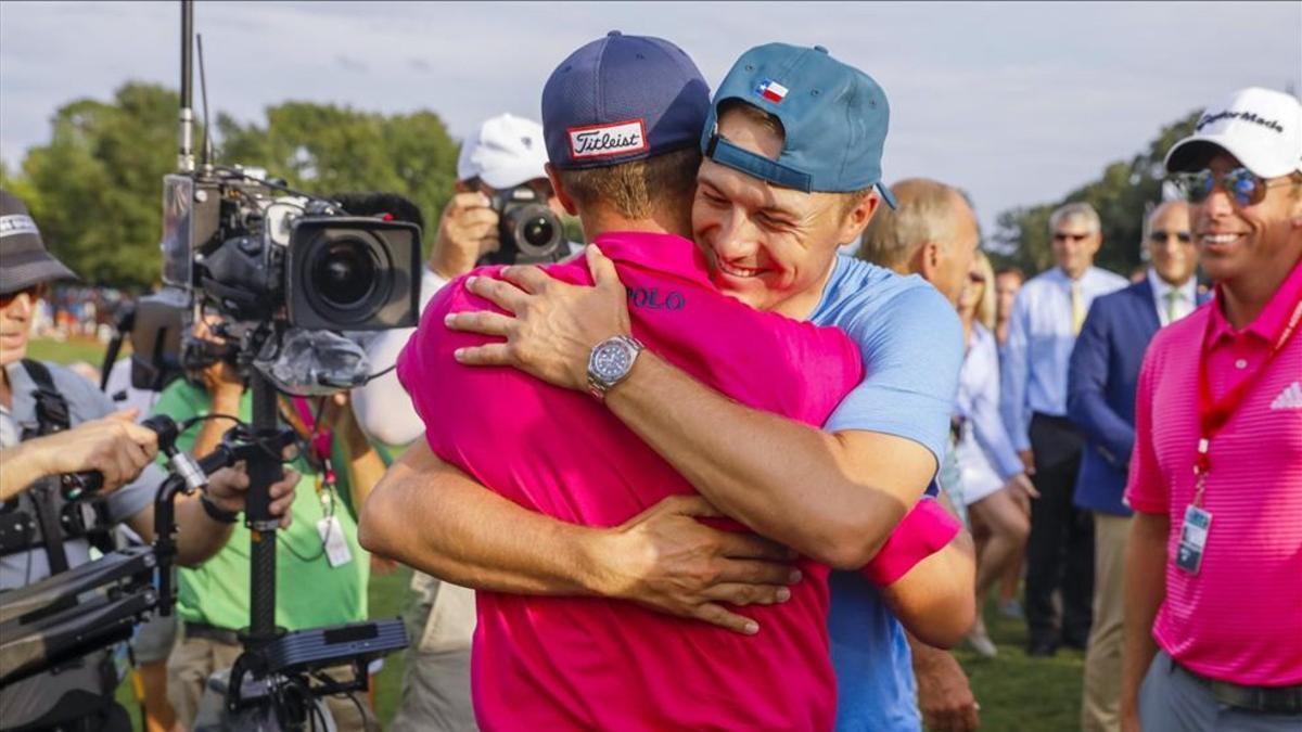 Jordan Spieth fue de los primeros en felicitar a Justin Thomas por su triunfo en el PGA