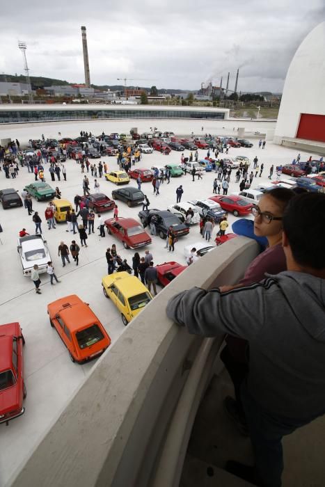 Concentración de coches clásicos en el Niemeyer