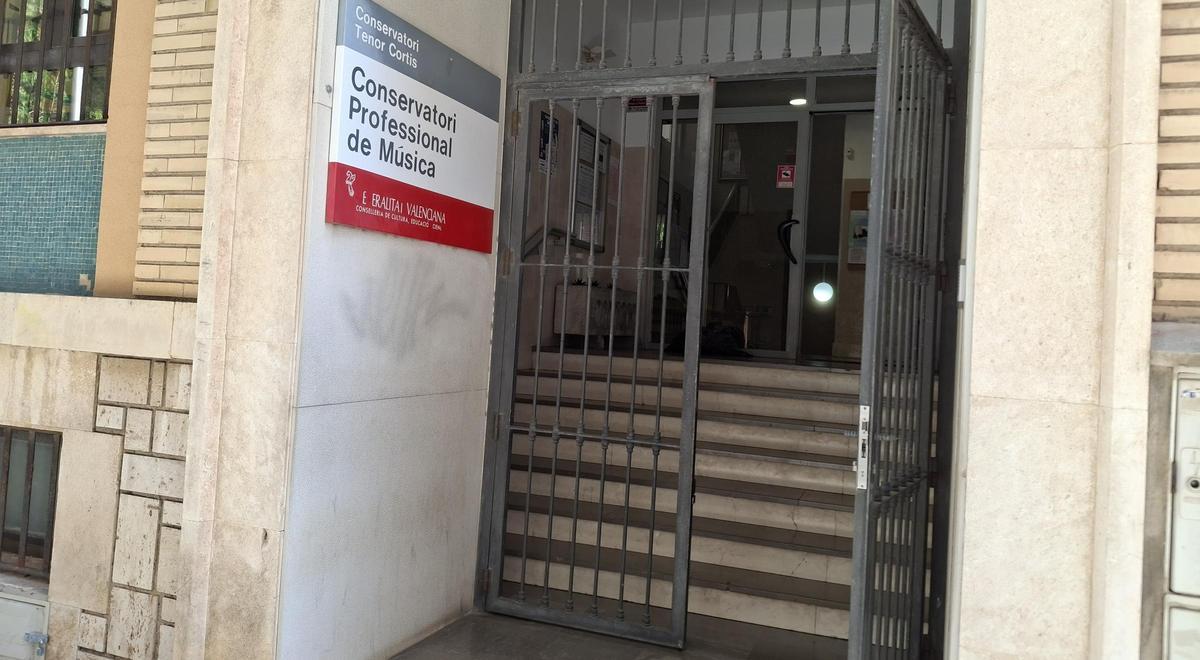El pimer tramo de escaleras del conservatorio profesional de música Tenor Cortis de Dénia