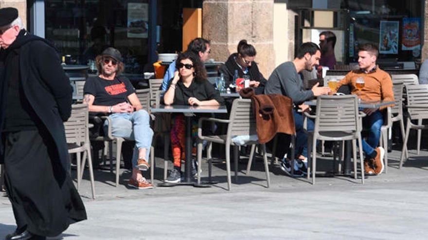 Terrazas concurridas en A Coruña un día de sol.