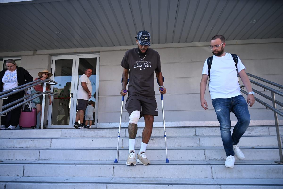 Aubameyang, junto al doctor Mejuto