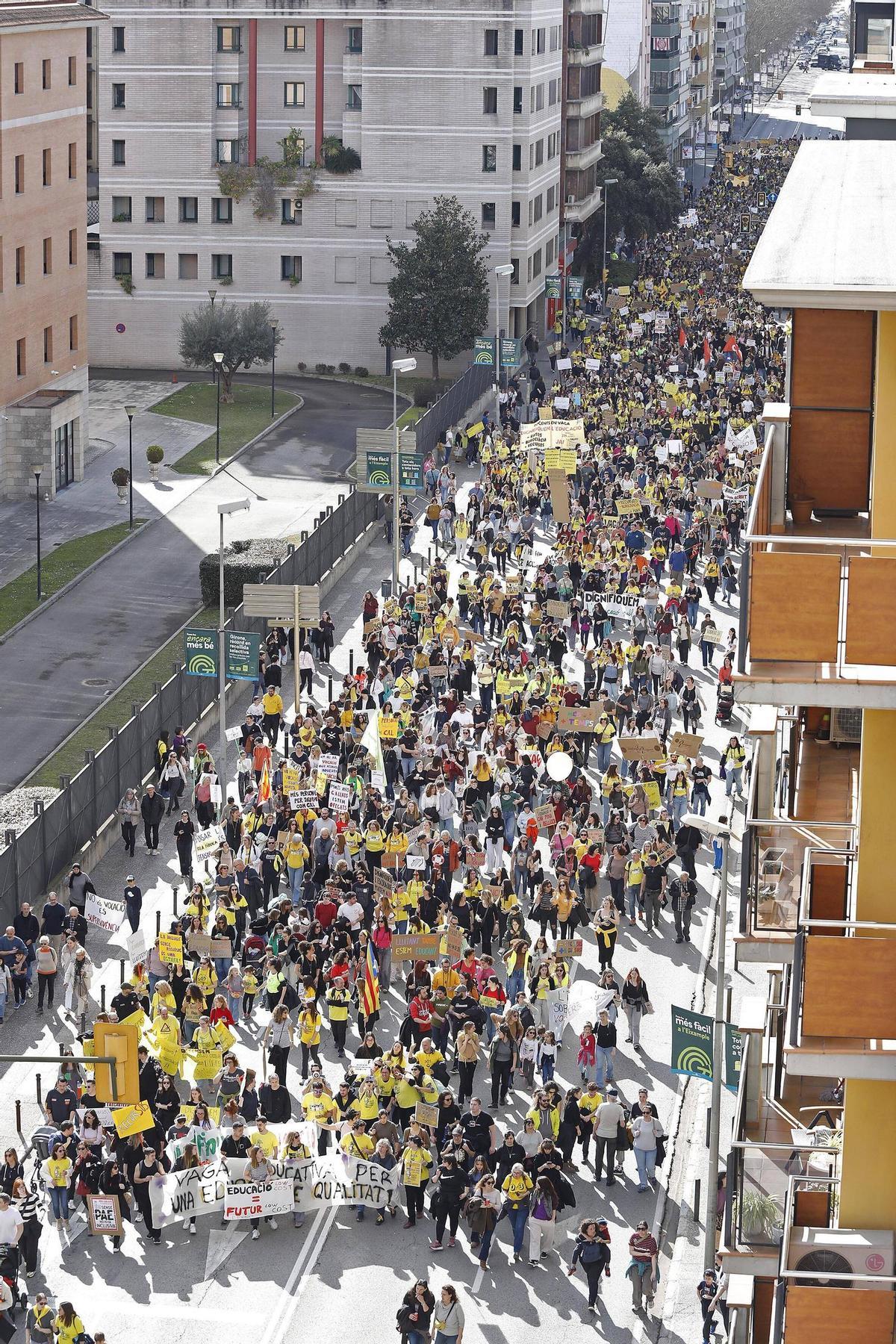 Les fotos de la manifestació dels professors gironins per reclamar millores laborals i salarials
