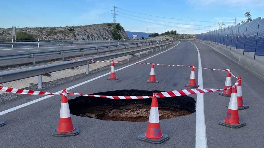 Un socavón obliga a desviar el tráfico en un ramal de acceso a la A-2 en Calatayud