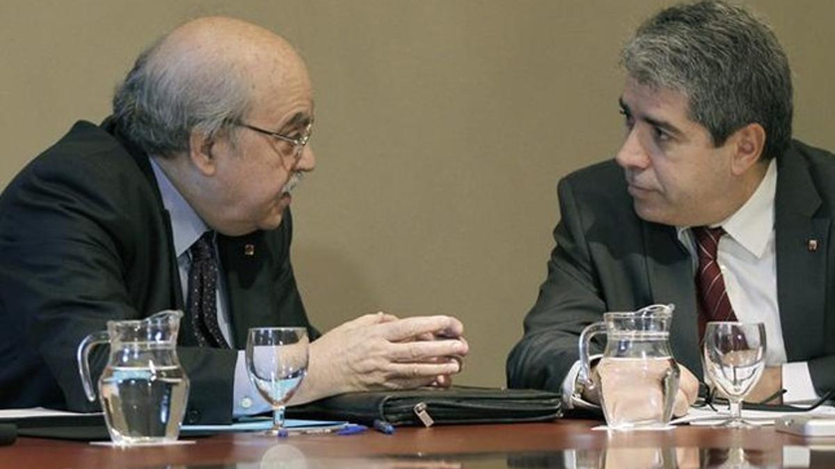 Los 'consellers' de Economia, Andreu Mas-Colell (izquierda), y de Presidència, Francesc Homs, en la reunión del Consell Executiu de este martes, en Barcelona. EFE / ANDREU DALMAU