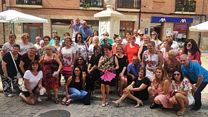 Moreno, con un ramo de flores, posa con los asistentes al homenaje.