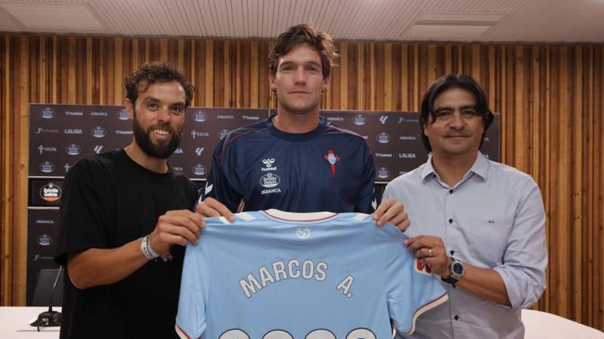 Marcos Alonso posa junto a Sergio Álvarez y Marco Garcés en la sala de prensa de la ciudad deportiva de Mos.