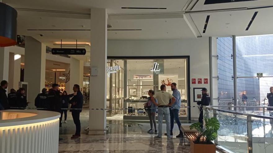 Cinco pistoleros encapuchados siembran el pánico en el centro comercial Salera de Castelló