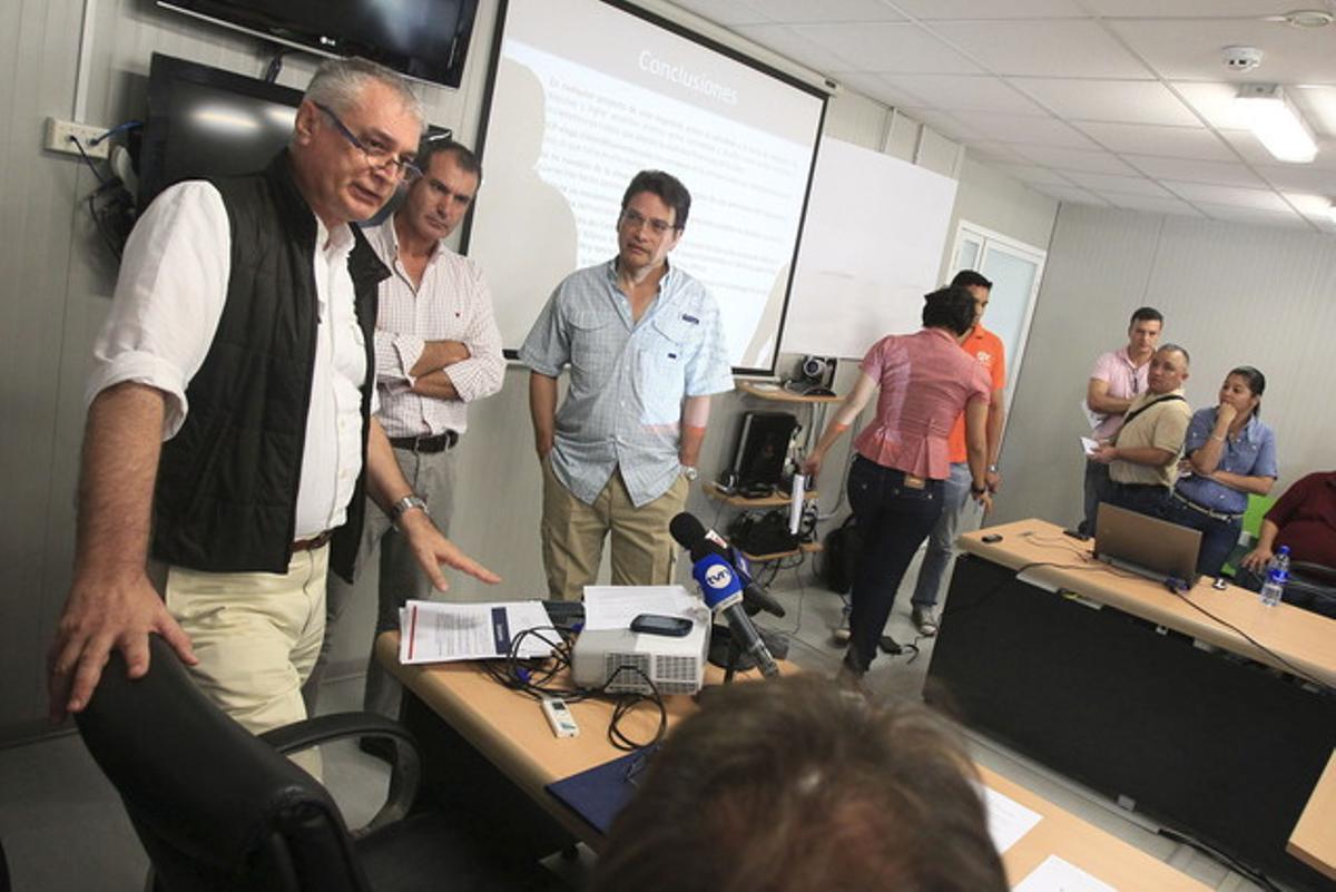 El coordinador del GUPC, l’italià Paolo Moder (d), el gerent del projecte a la costa Atlàntica, José Pelaez (c), i el representant de la companyia, Luis Villarreal (d), participen en roda de premsa sobre el projecte d’ampliació del Canal de Panamà.