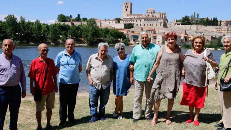 Amigos de Claudio Rodríguez en la reunión que realizan cada 22 de julio, fecha del fallecimiento del poeta.