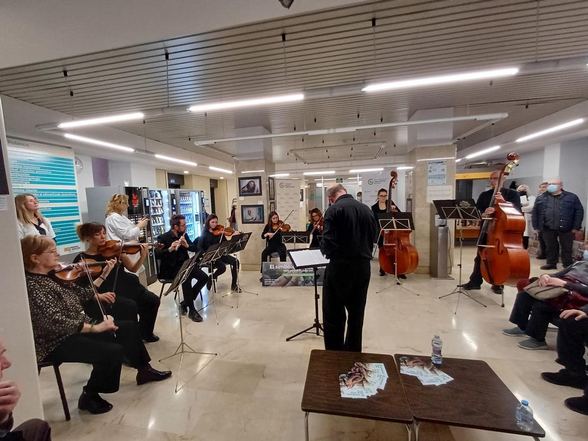 Actividad musical organizada por la AECC en el hospital Universitario Obispo Polanco, este martes.