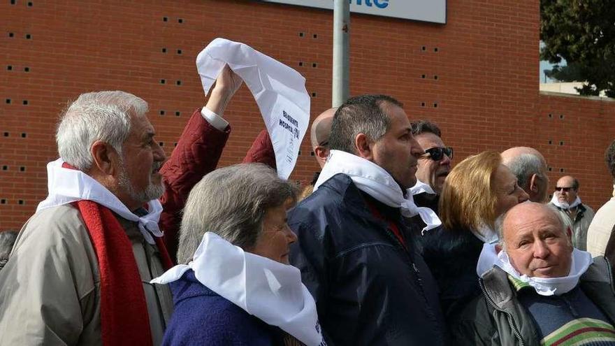 La reivindicación de un nuevo hospital en Benavente volvió ayer a la calle con pañuelos blancos.