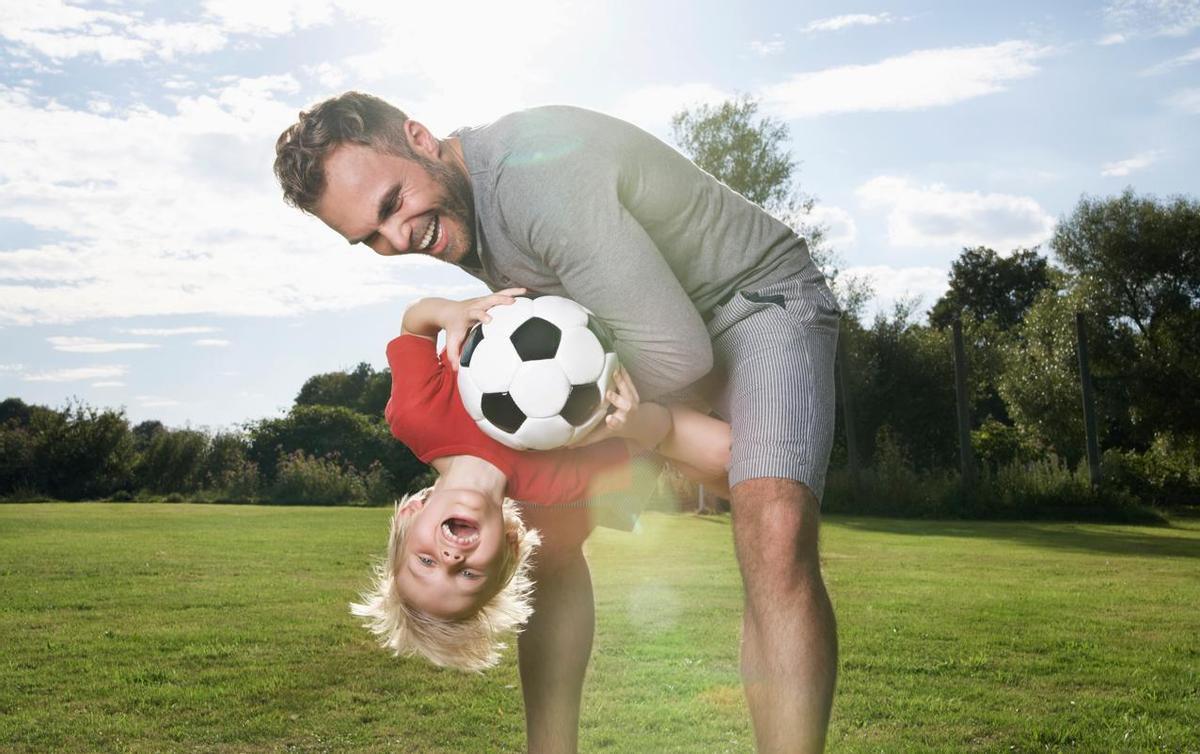 Padre e hijo jugando al fútbol