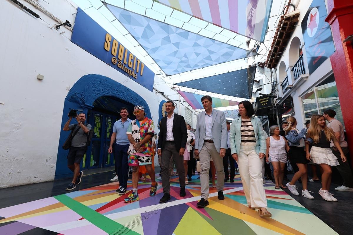 Galería: Todas las imágenes de la inauguración del mural de Okuda en Sant Antoni