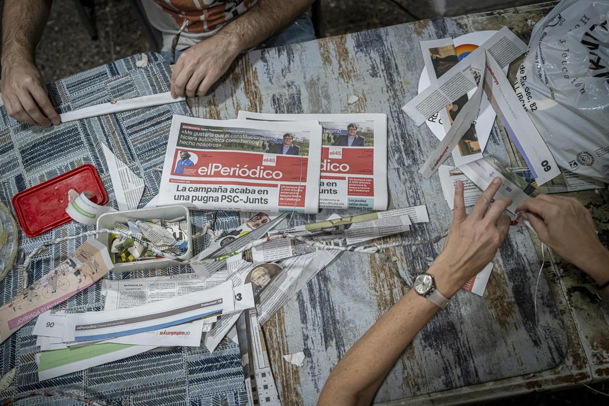 700 kilos de papel de EL PERIÓDICO para decorar las fiestas de Gràcia