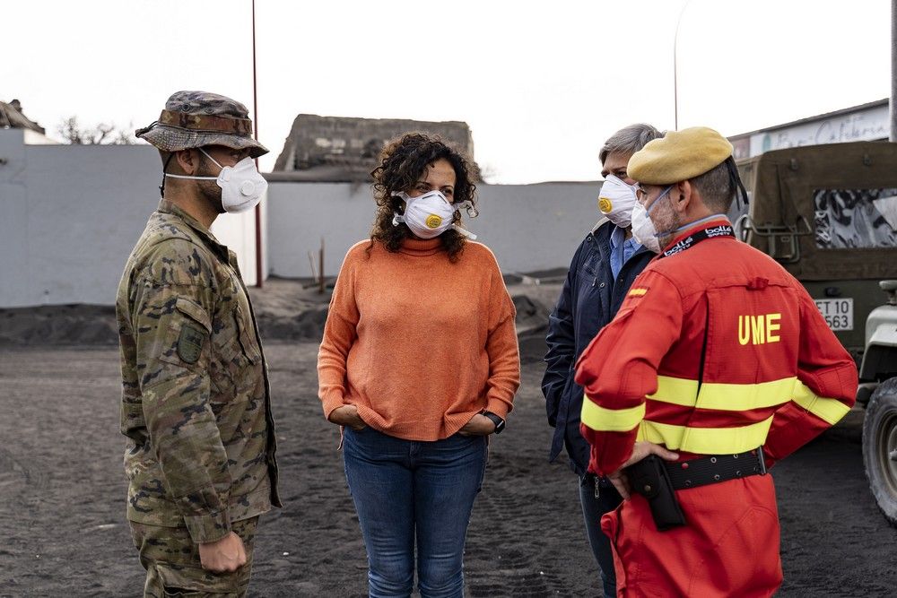 Ofrenda Floral a los Difuntos en el cementerio de Las Manchas en la zona de exclusión del volcán de La Palma