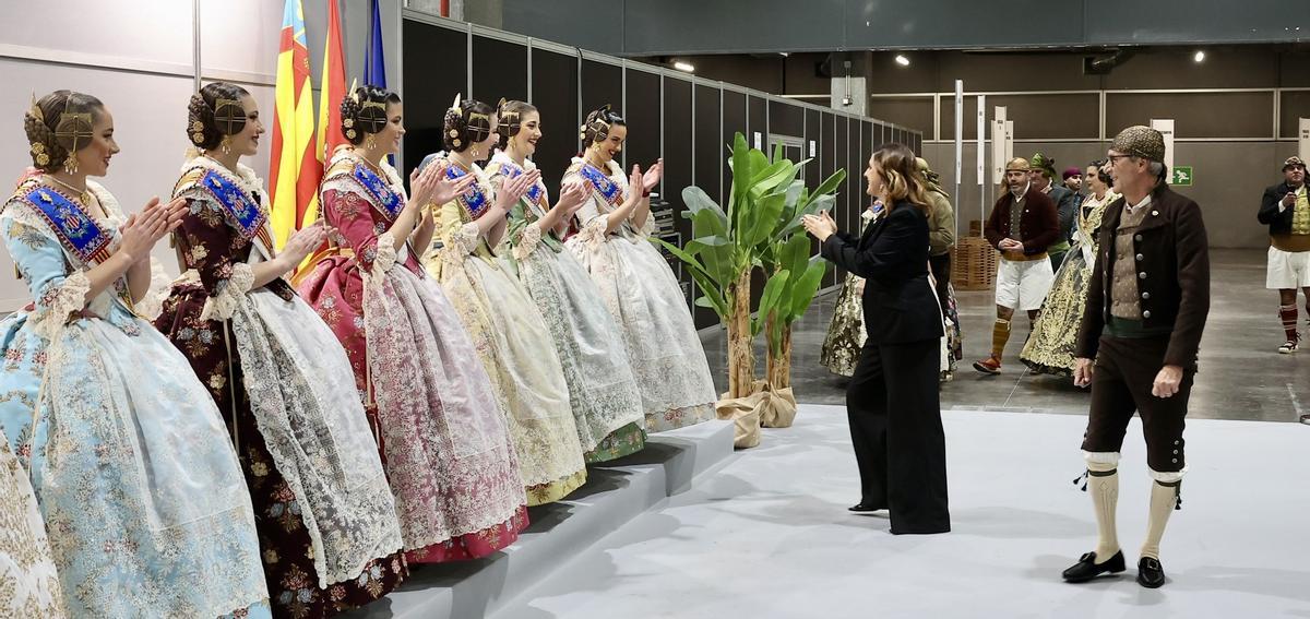 María José Catalá aplaude a la core de honor a su llegada