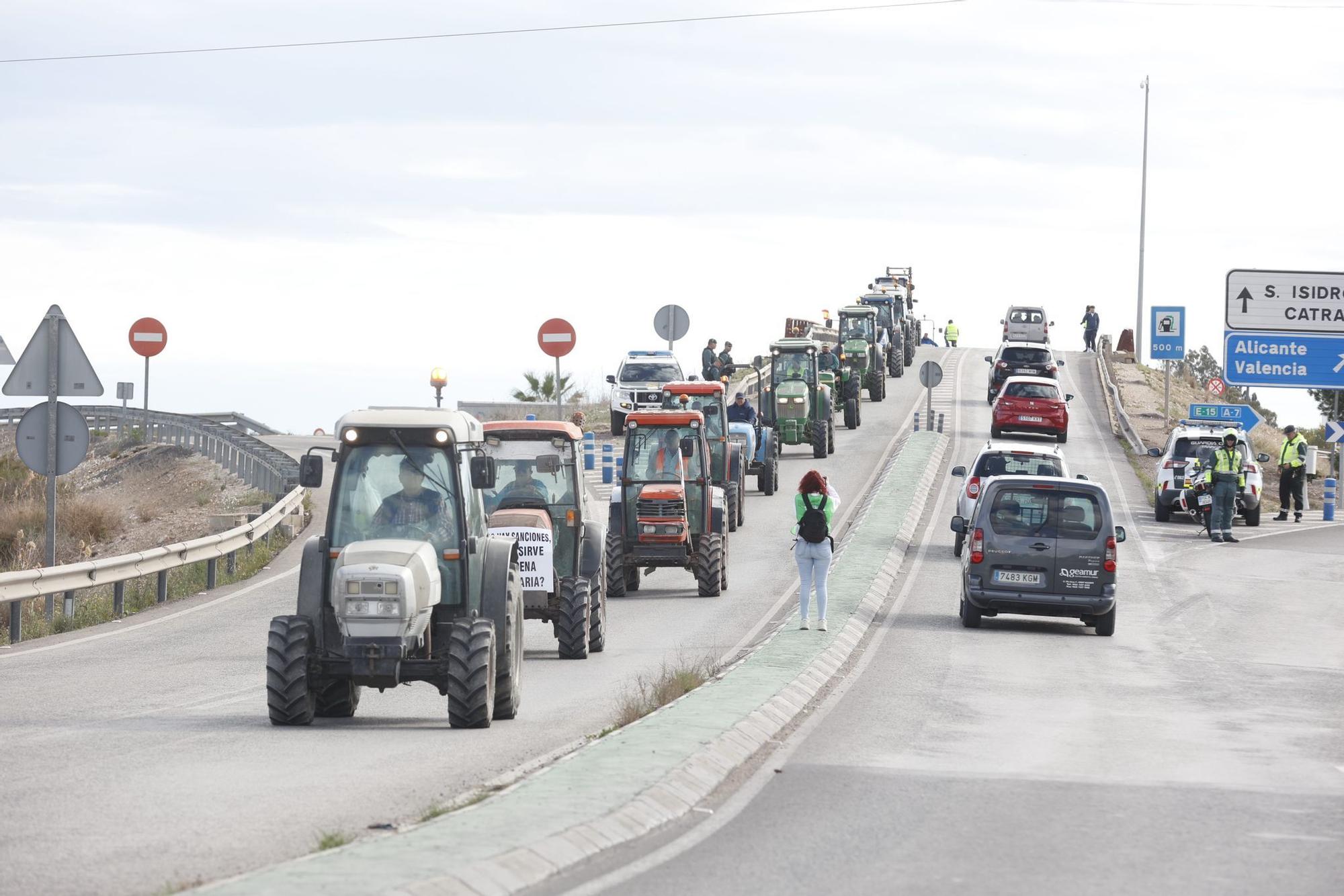 Los agricultores se concentran en tres comarcas de la provincia de Alicante en una tractorada por carreteras secundarias