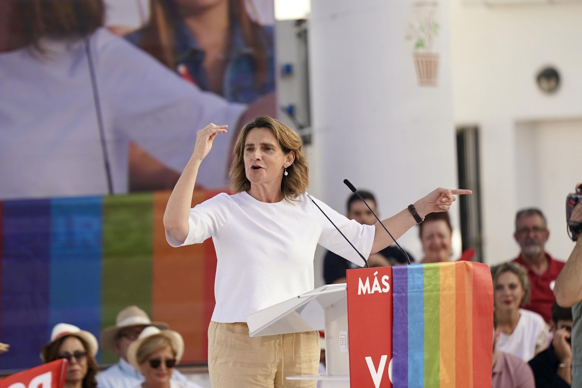 Pedro Sánchez arropa a Teresa Ribera en el mitin del PSOE en Benalmádena 