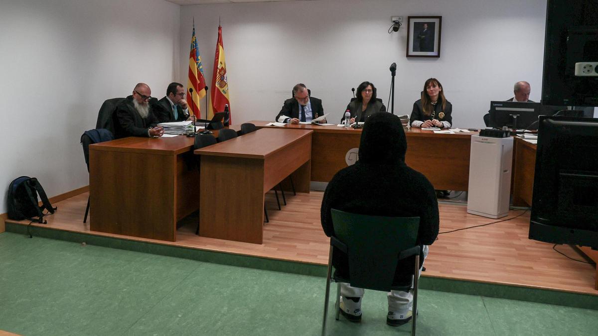 El acusado se cubre con una capucha en el banquillo, el día que se celebró el juicio.