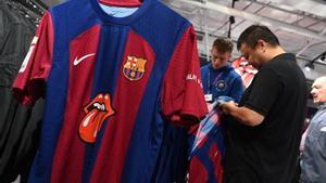 Camisetas del Barça con el logo de los Rolling Stones.