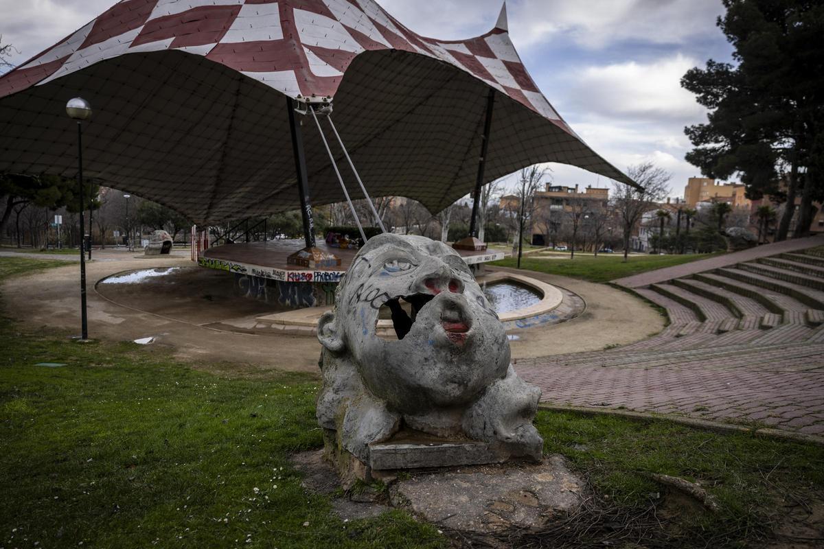 La carpa roja y blanca del parque de La Paz se ha convertido en el símbolo del barrio.