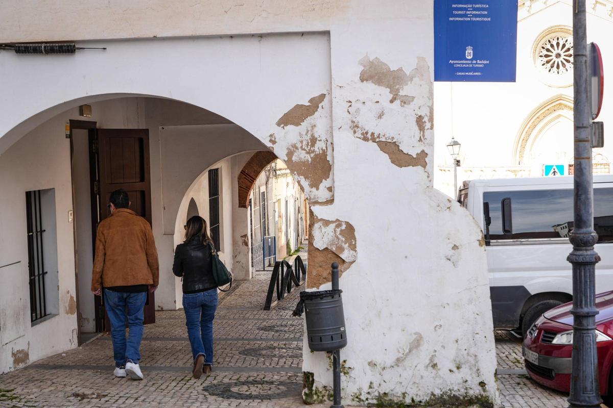 Desconchones y humedades en la fachada de las Casas Mudéjares de la plaza de San José.