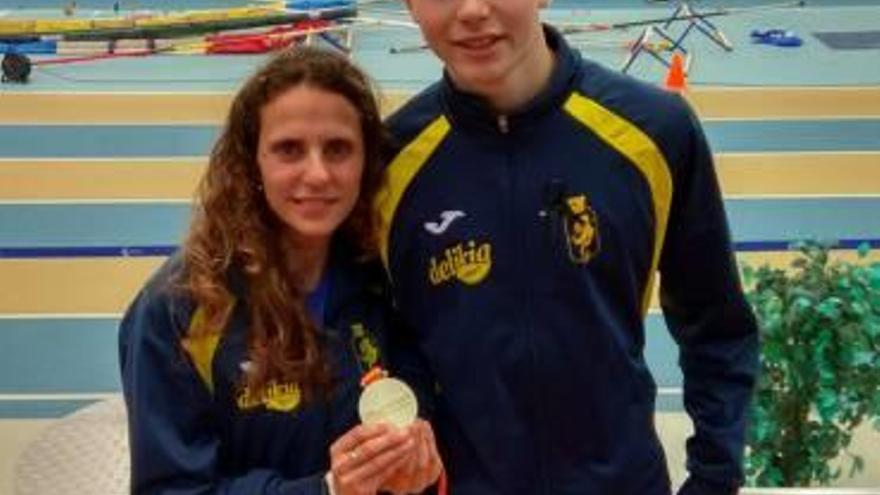 Borja Ortega y su entrenadora, Bea Bosch, con la medalla de oro.