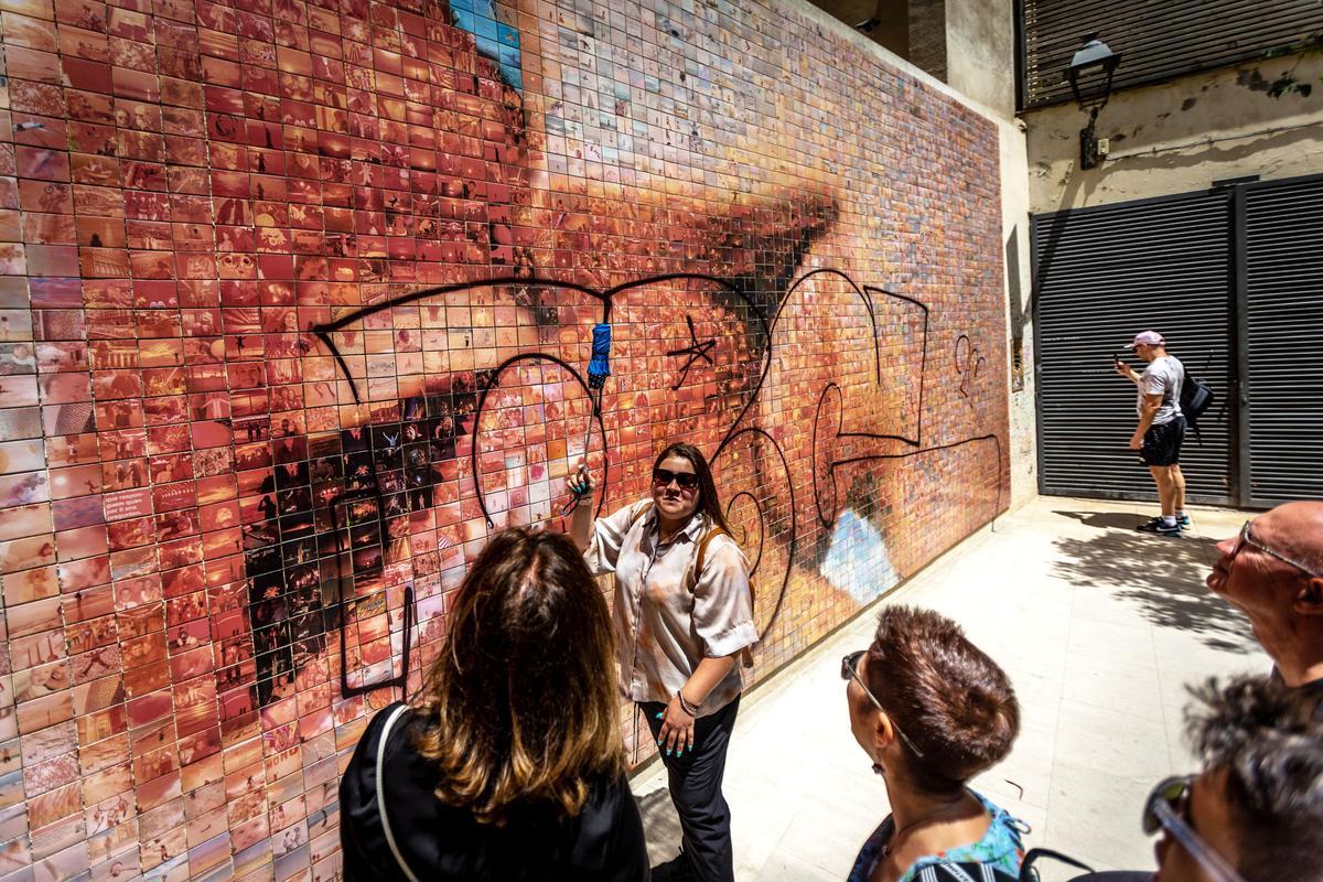 Vandalizado el mural de El beso de Fontcuberta en Barcelona