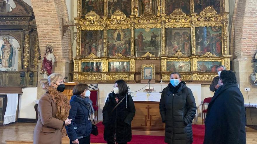 Visita a Revellenos por los populares. Parada en la iglesia.