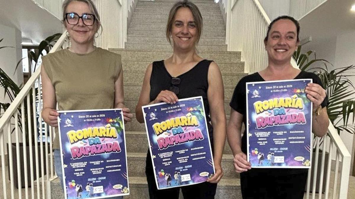 Mónica González, Paula Fernández y Ángela Troitiño, con el cartel. |