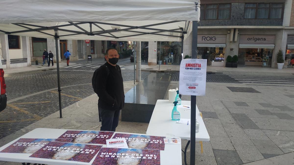 Recollida de signatures a la placeta baixa de la Rambla de Figueres