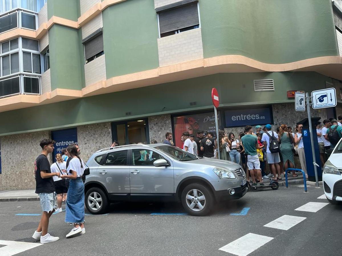 Colas para conseguir la entrada del concierto de Quevedo en Las Palmas de Gran Canaria