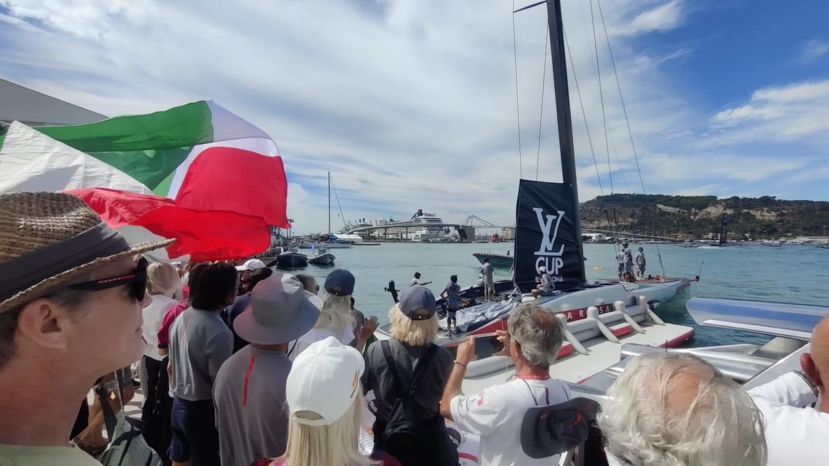 Salida de los regatistas de la base del Luna Rossa hacia el campo de regatas.