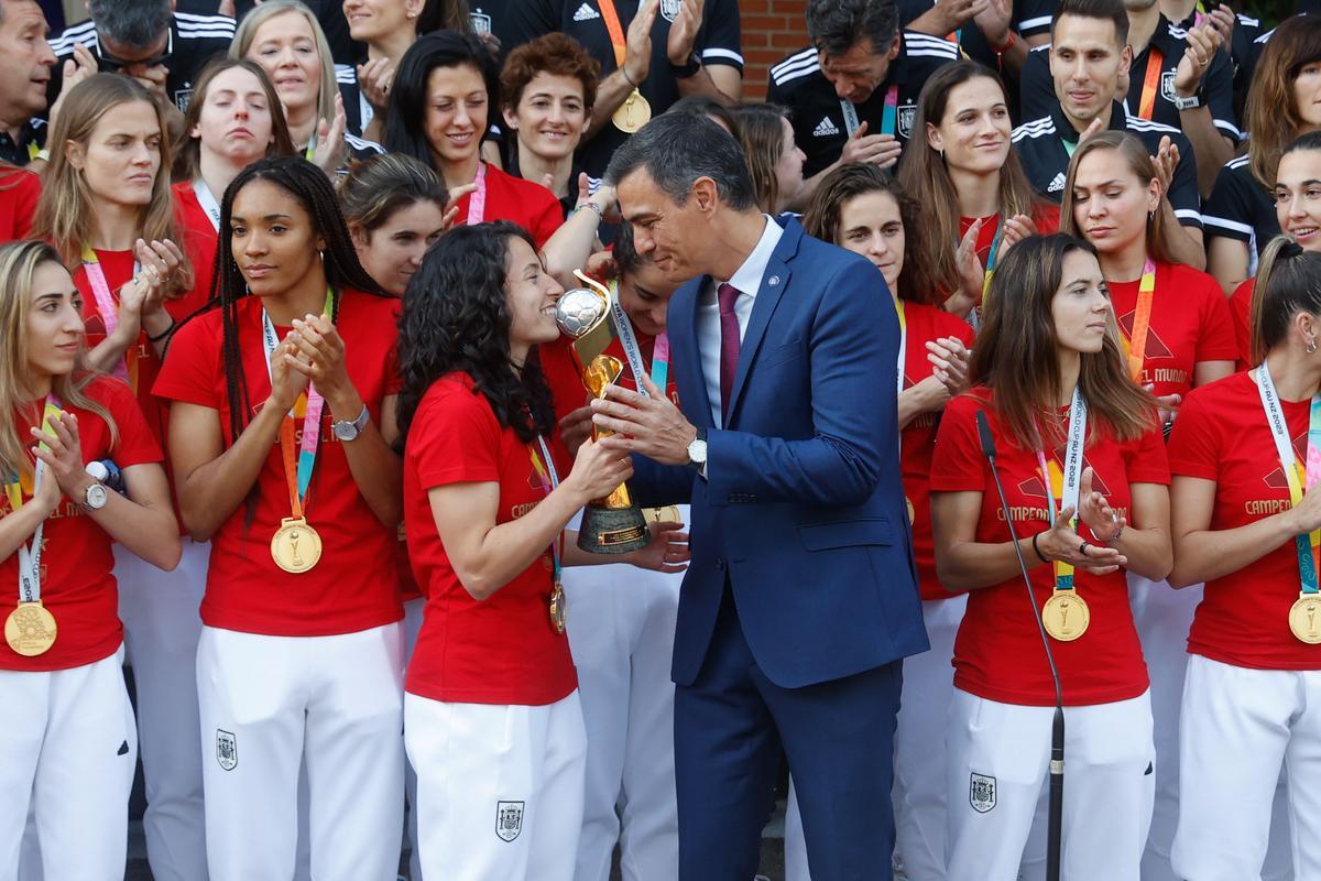 El presidente del Gobierno, Pedro Sánchez recibe de la capitana de la selección española Ivana Andrés la copa del mundo conquistada el domingo en Sídney. EFE/ Juan Carlos Hidalgo