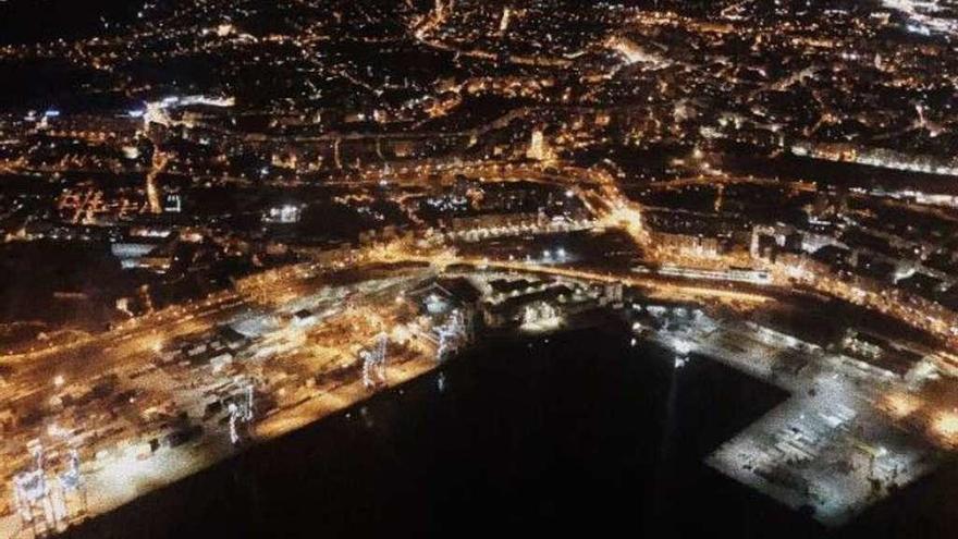 Vista de la zona portuaria y Vigo desde la ría. // @Samantha_DJM