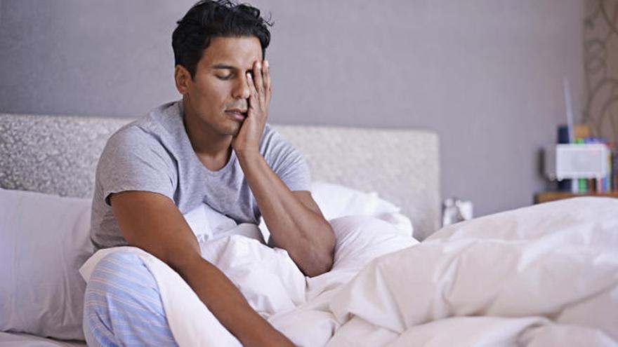 Un hombre aquejado de migraña.