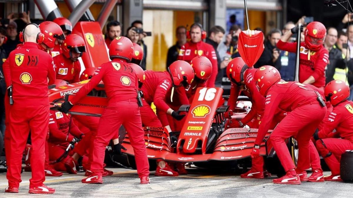 El equipo Ferrari practica en el circuito de Montmeló.