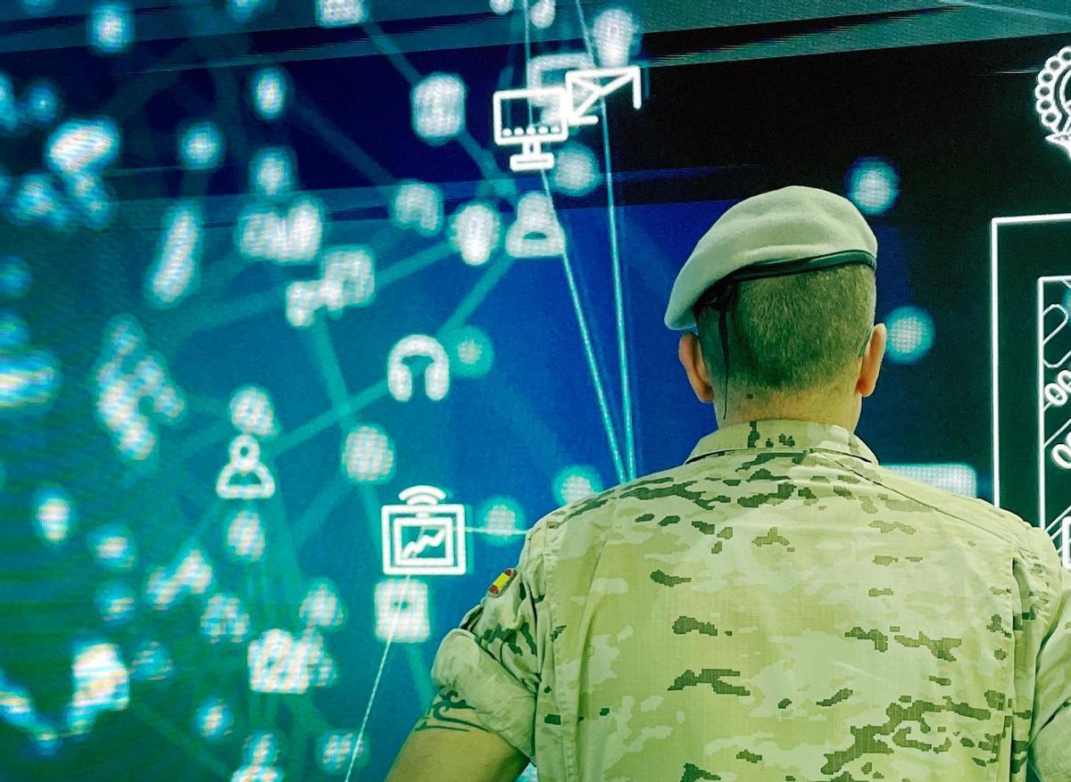 Los militares que operan en el quinto dominio, el cibernético, necesitan un campo virtual de entrenamiento. En la imagen. un soldado del Mando Conjunto de Ciberdefensa en un estand de su unidad en Madrid