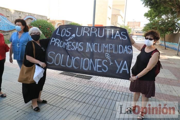 Protesta contra el estado del Mar Menor en la puerta de la Asamblea