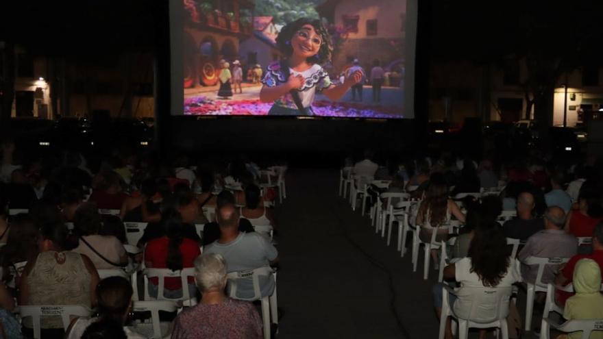 ‘Cinema a la plaça’ de Torrent se estrena con ‘Encanto’