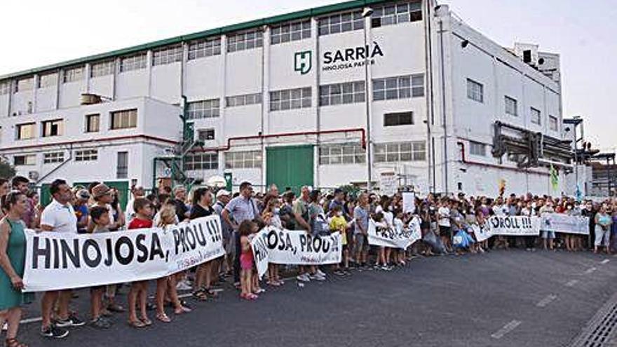 Protestes davant de la fàbrica de Sarrià de Ter contra les pudors i sorolls.