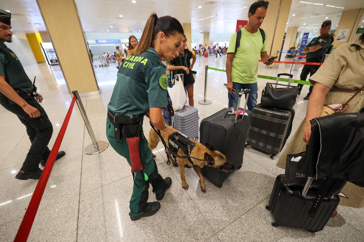 Unidad de la Guardia Civil en el aeropuerto de Ibiza