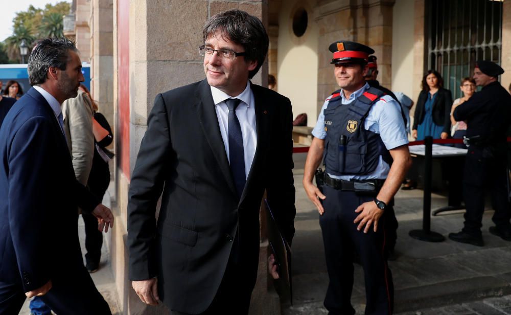 Carles Puigdemont entra al Parlament.