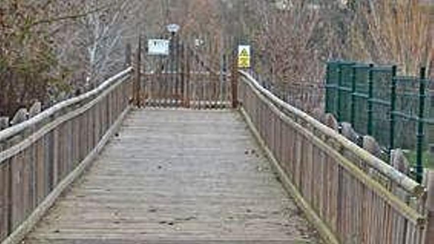 El puente de acceso que permanecerá cerrado por su estado.