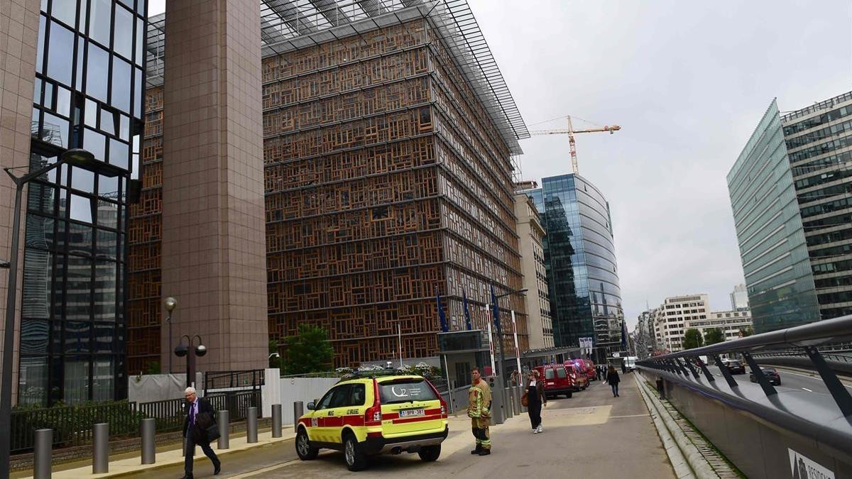 Equipos sanitarios acuden al Edificio Europa de Bruselas