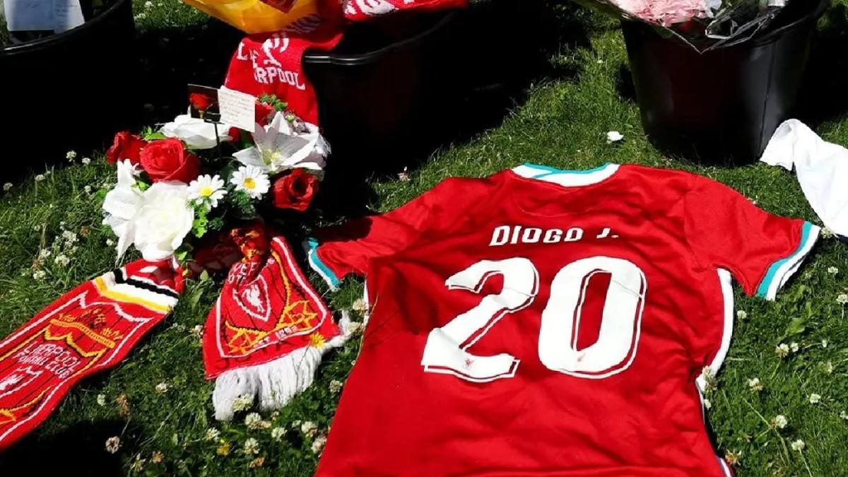 Aficionados de Liverpool homenajean a Diogo Jota en las afueras del estadio de Anfield.